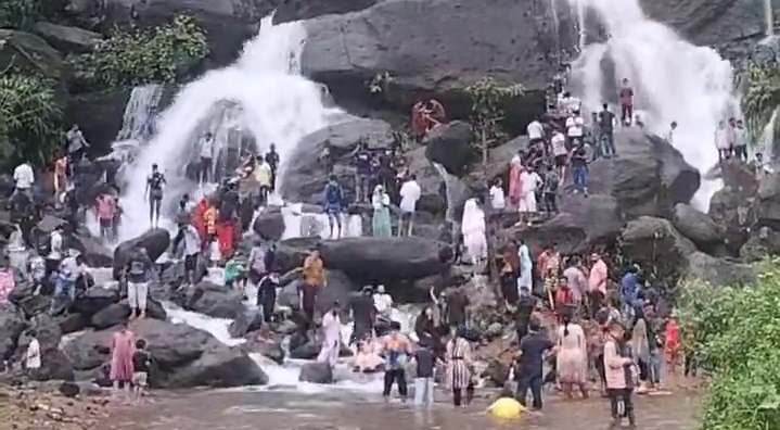 জাফলং মায়াবী ঝর্ণার মায়ায় মাতোয়ারা পর্যটকরা